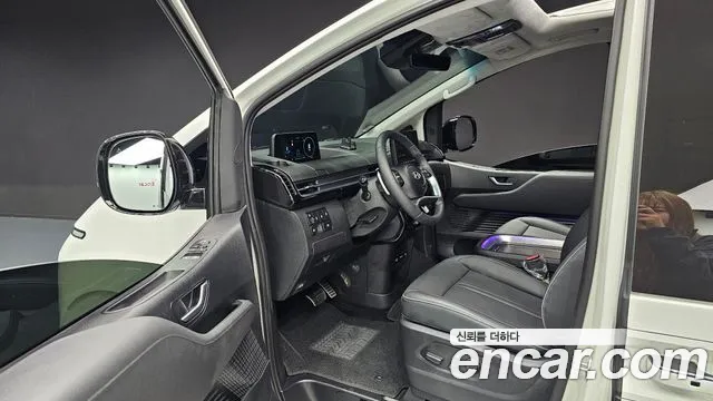 Hyundai Staria 2025 thumb 12