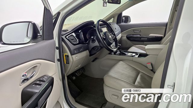 Kia Carnival 2015 thumb 10