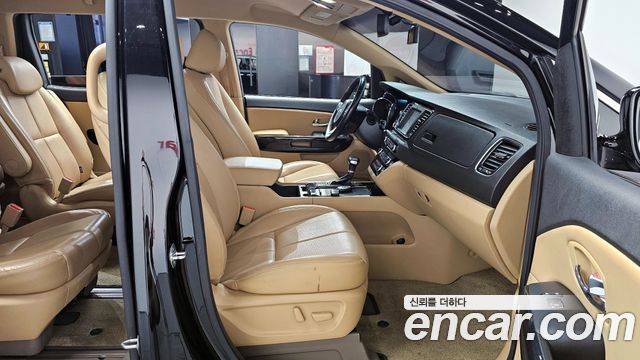 Kia Carnival 2017 thumb 10