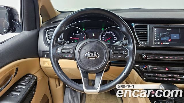 Kia Carnival 2017 thumb 11