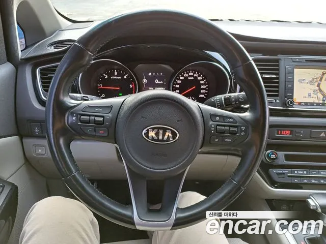 Kia Carnival 2017 thumb 2