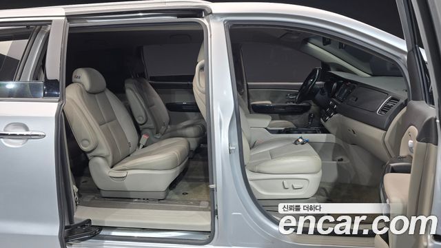 Kia Carnival 2015 thumb 10