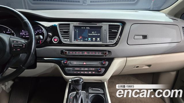 Kia Carnival 2015 thumb 11