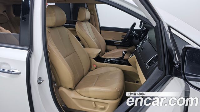 Kia Carnival 2016 thumb 10