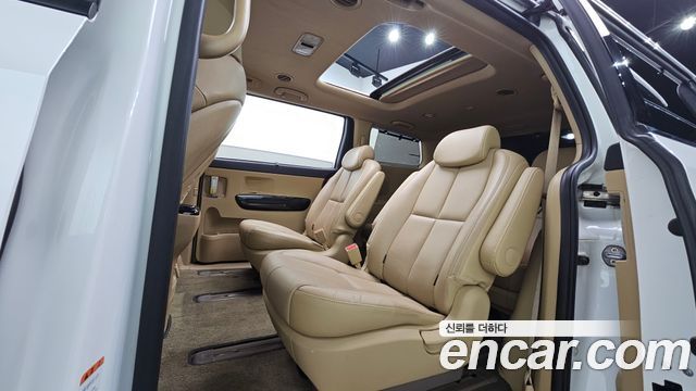 Kia Carnival 2016 thumb 12