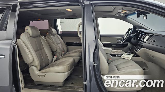 Kia Carnival 2015 thumb 10