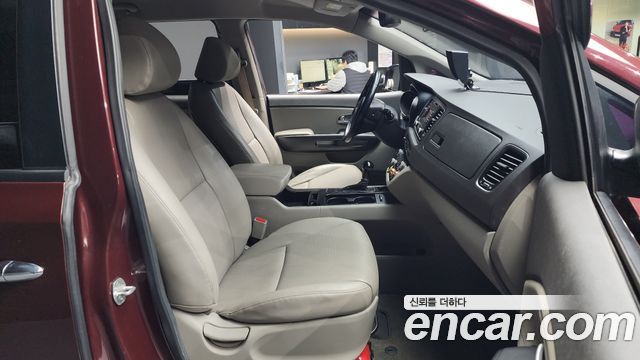 Kia Carnival 2015 thumb 11