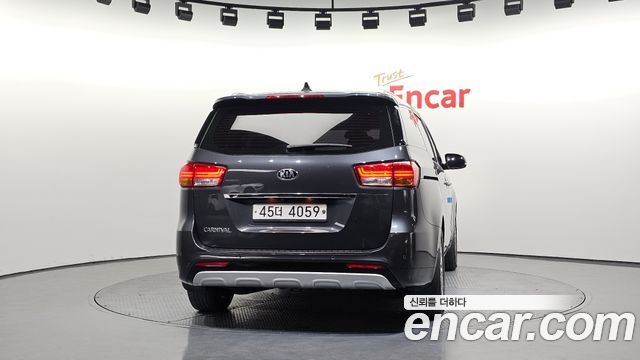 Kia Carnival 2018 thumb 5