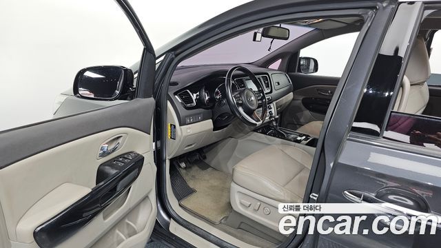 Kia Carnival 2018 thumb 10