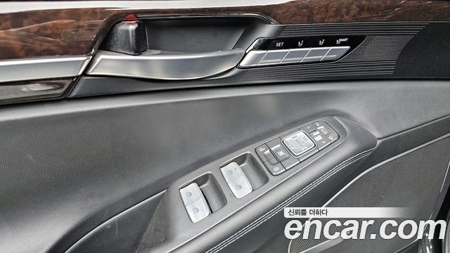 Genesis G90 2018 thumb 12