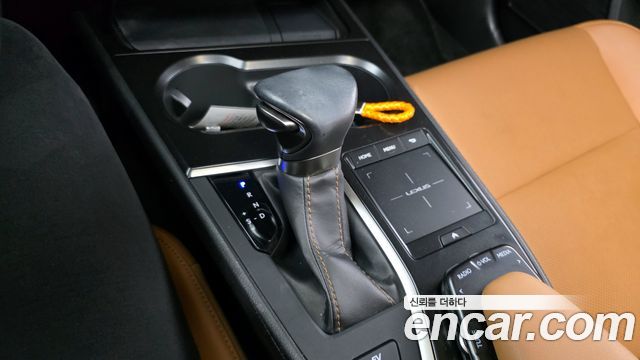 Lexus UX 2019 thumb 10