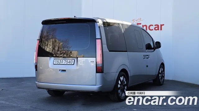 Hyundai Staria 2023 thumb 3