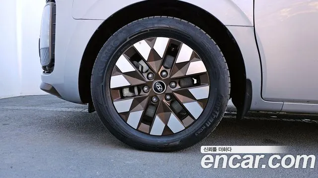 Hyundai Staria 2023 thumb 5