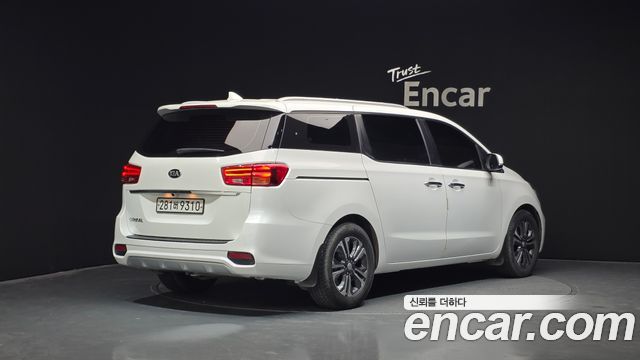 Kia Carnival 2018 thumb 3