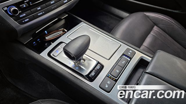 Genesis G80 2017 thumb 10