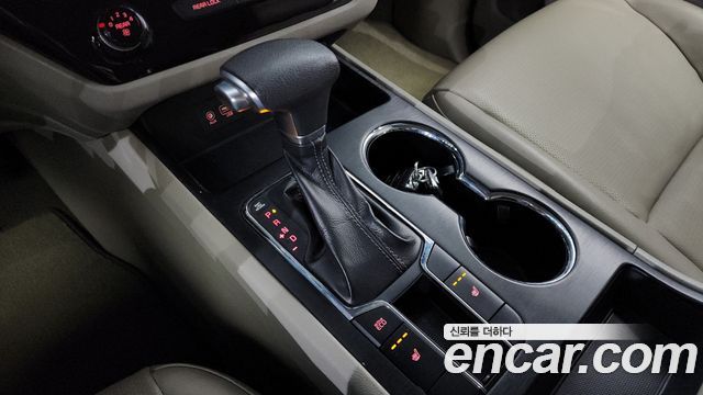 Kia Carnival 2018 thumb 10