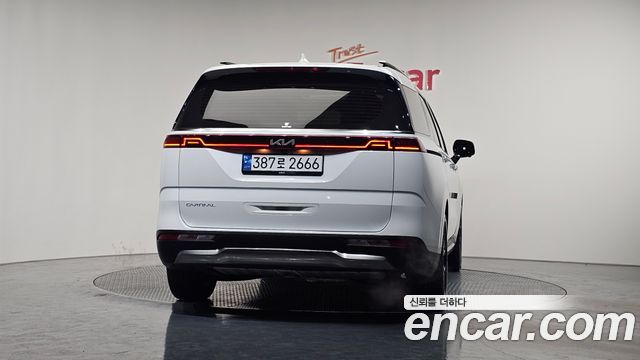 Kia Carnival 2023 thumb 4
