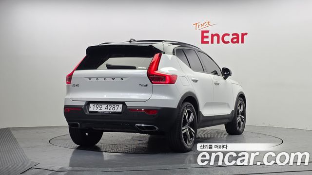 Volvo XC40 2019 thumb 3