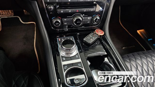 Jaguar XJ 2019 thumb 9
