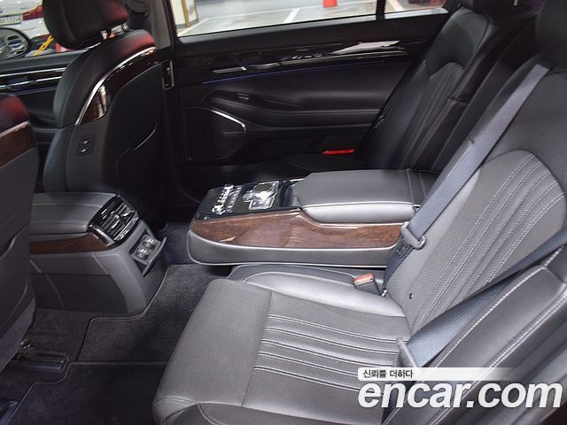 Genesis G90 2017 thumb 11