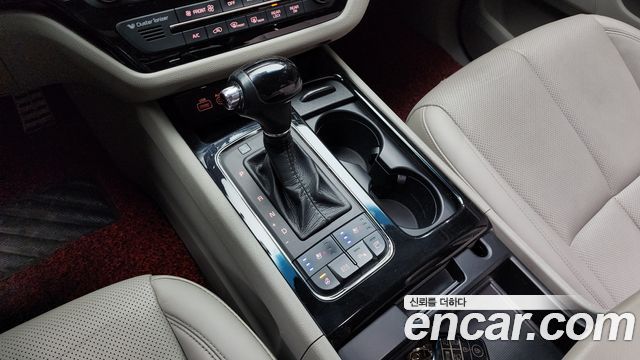 Kia Carnival 2015 thumb 10