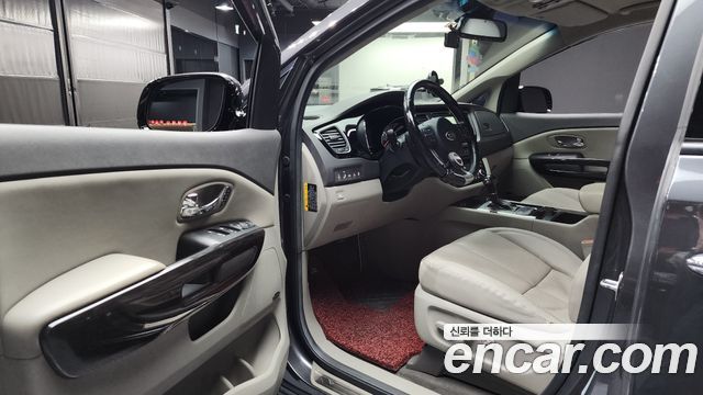 Kia Carnival 2015 thumb 11