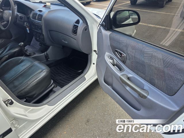 Hyundai Verna 2001 thumb 10