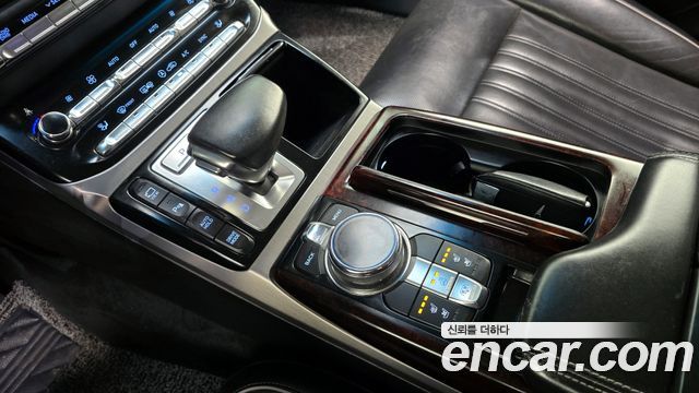 Genesis G90 2017 thumb 10