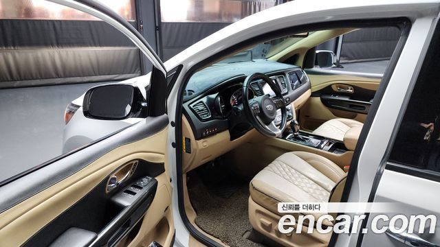 Kia Carnival 2016 thumb 10