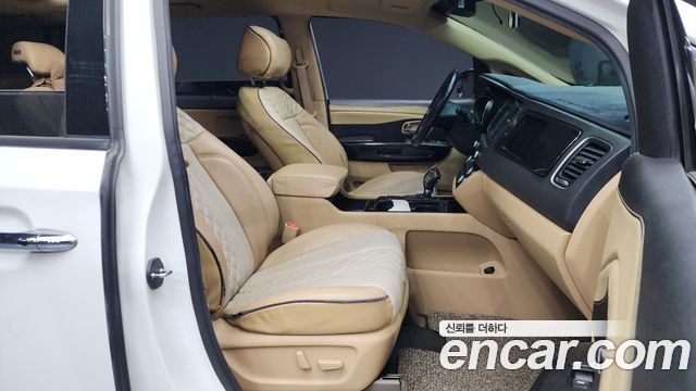 Kia Carnival 2016 thumb 12