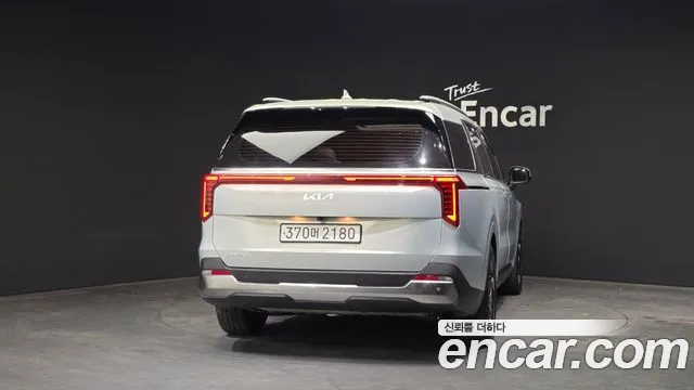 Kia Carnival 2023 thumb 4
