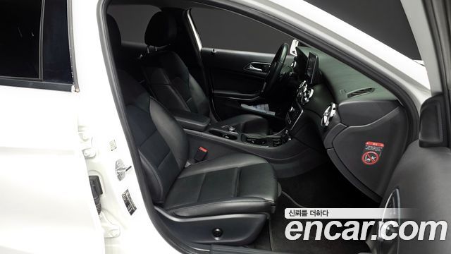 Mercedes-Benz GLA 2019 thumb 12