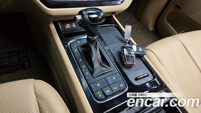 Kia Carnival 2016 thumb 10