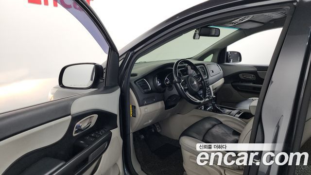 Kia Carnival 2016 thumb 10