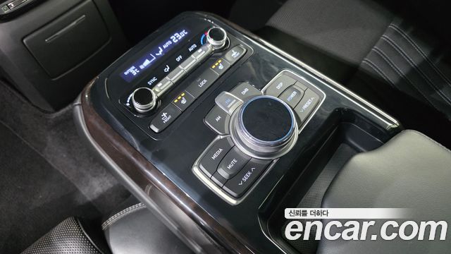 Genesis G90 2016 thumb 11
