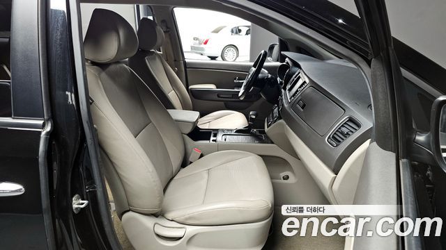 Kia Carnival 2017 thumb 10
