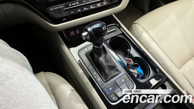 Kia Carnival 2014 thumb 10