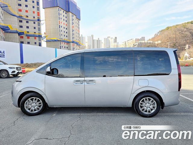 Hyundai Staria 2023 thumb 4