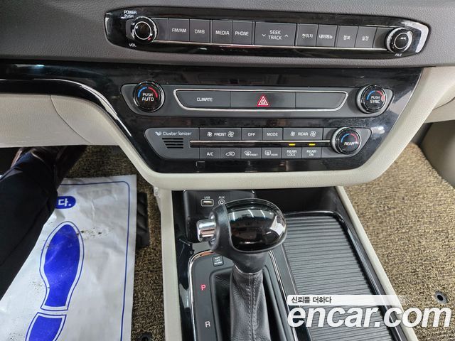 Kia Carnival 2016 thumb 10