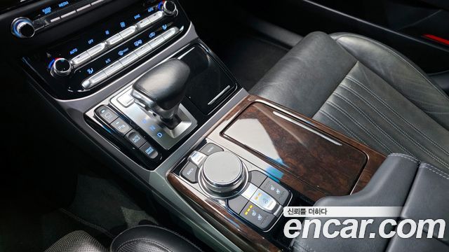 Genesis G90 2016 thumb 9