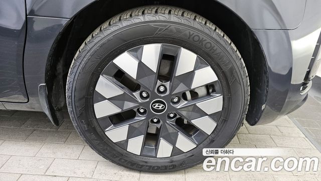 Hyundai Staria 2023 thumb 6