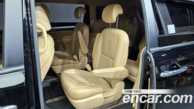Kia Carnival 2016 thumb 12
