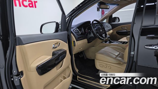 Kia Carnival 2016 thumb 10