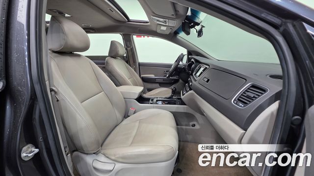 Kia Carnival 2015 thumb 10