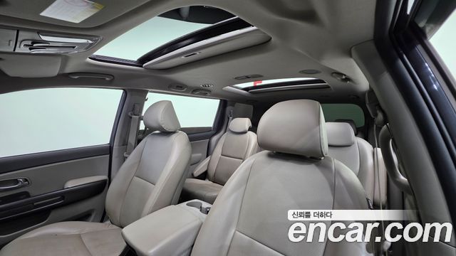 Kia Carnival 2015 thumb 11