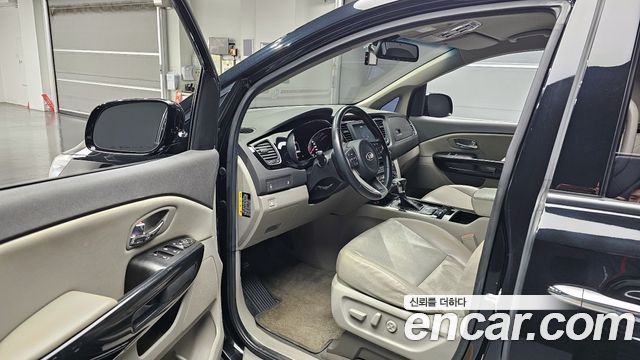 Kia Carnival 2016 thumb 10