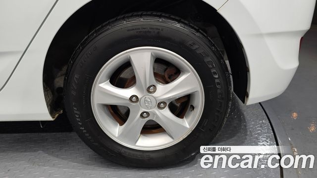 Hyundai Accent 2012 thumb 6