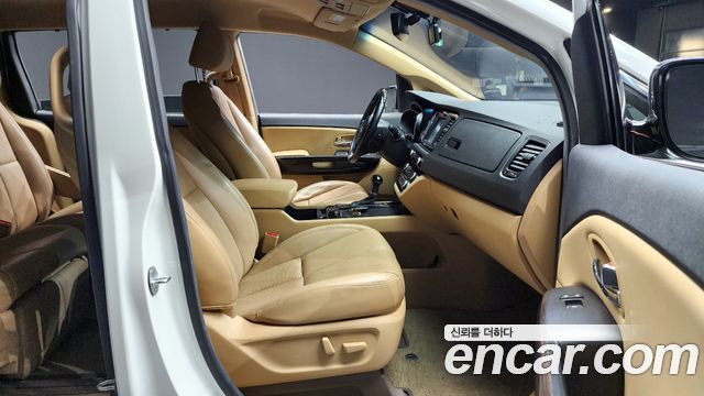 Kia Carnival 2015 thumb 10