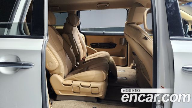 Kia Carnival 2015 thumb 11