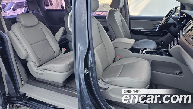 Kia Carnival 2016 thumb 10